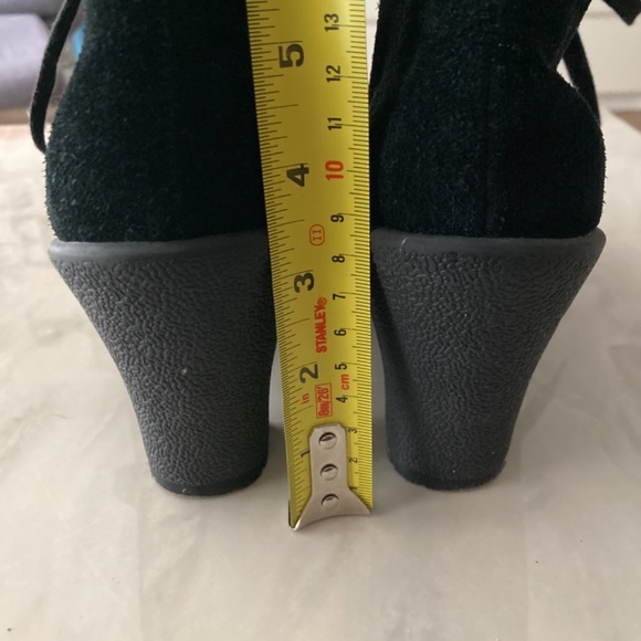 Aerosoles Ruffalo Wing Lace-Up Heeled Suede Ankle Bootie - Picture 6 of 9